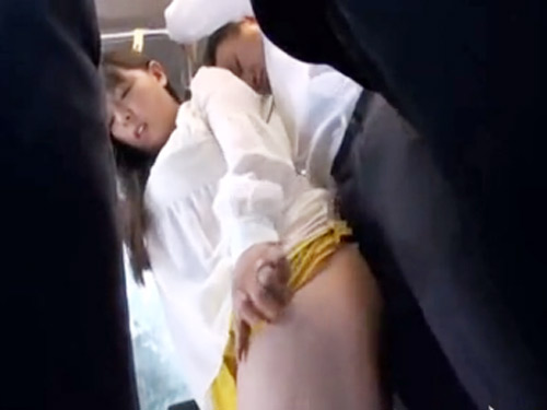 女性向けアダルト動画「通勤途中のバスの中、おチンチンを擦りつけられて痴漢されちゃいます！拒否するつもりが・・・。」のシーン画像