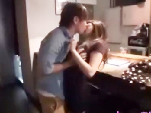 女性向けアダルト動画「☆自分の働くバーで初めての撮影。さすがに緊張する女性を強引に男優さんがキスをして責め始めます。」のシーン画像