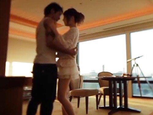 女性向けアダルト動画「☆彼を待つ時間が待ち遠しい・・・。景色のいいホテルで抱き合う２人にはベットなんか必要ない！」のシーン画像