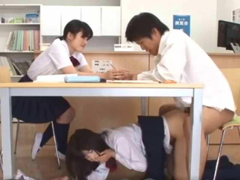 女性向けアダルト動画「友人の彼氏を図書室で寝とっちゃう小悪魔ＪＫ♪机の下でこっそりズコバコしちゃいます！」のシーン画像